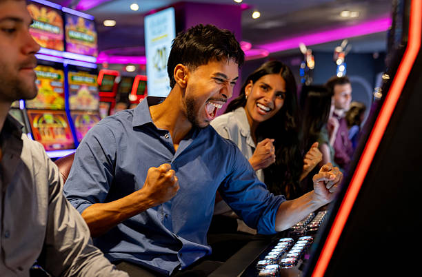 islot Super Sic Bo live table with three dice and betting board displayed on mobile screen
