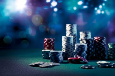 Live dealer at islot Wild Coaster blackjack table with multi-camera feed